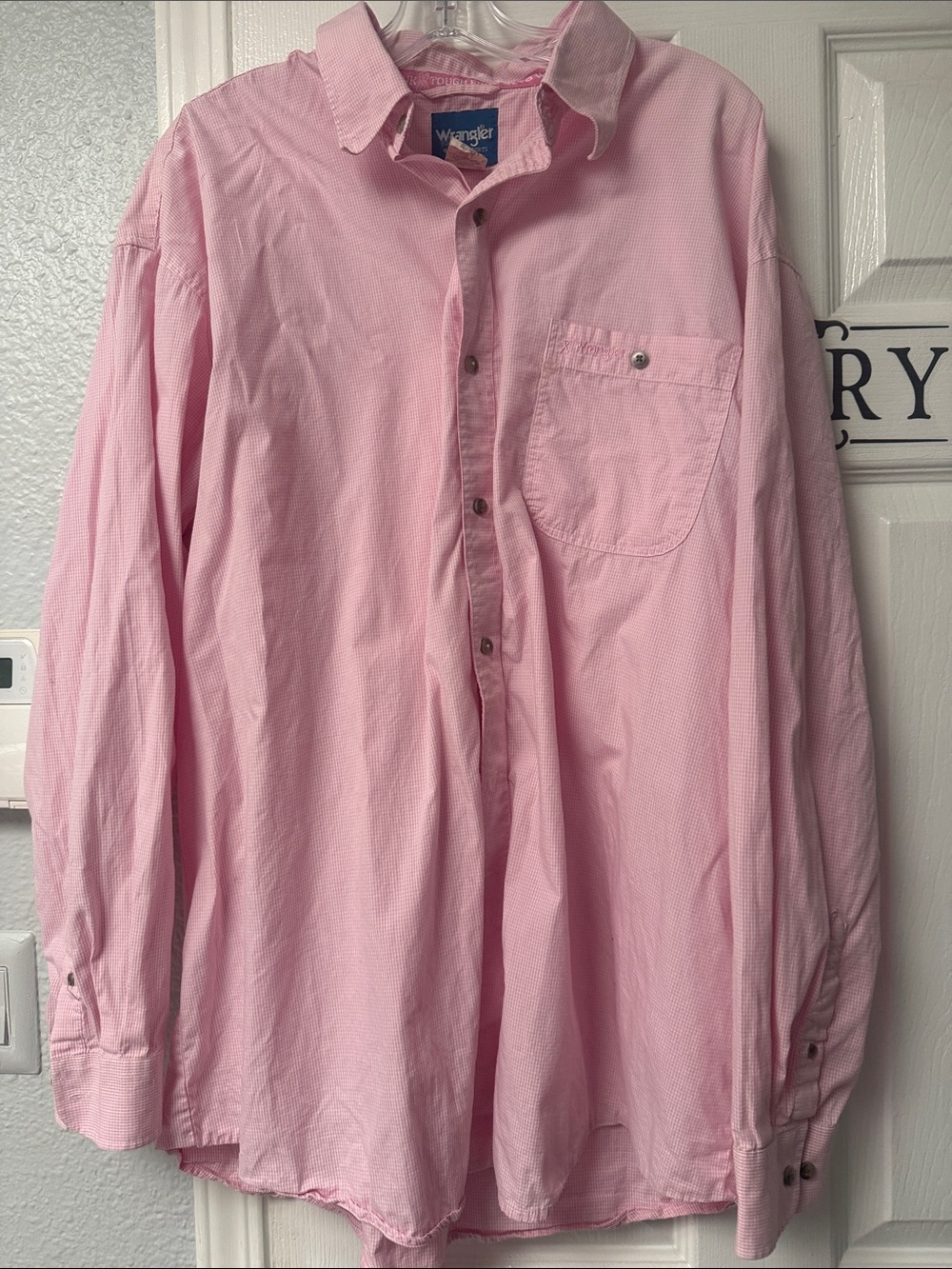 Wrangler Men’s Light Pink Long-Sleeve Button-Down Shirt